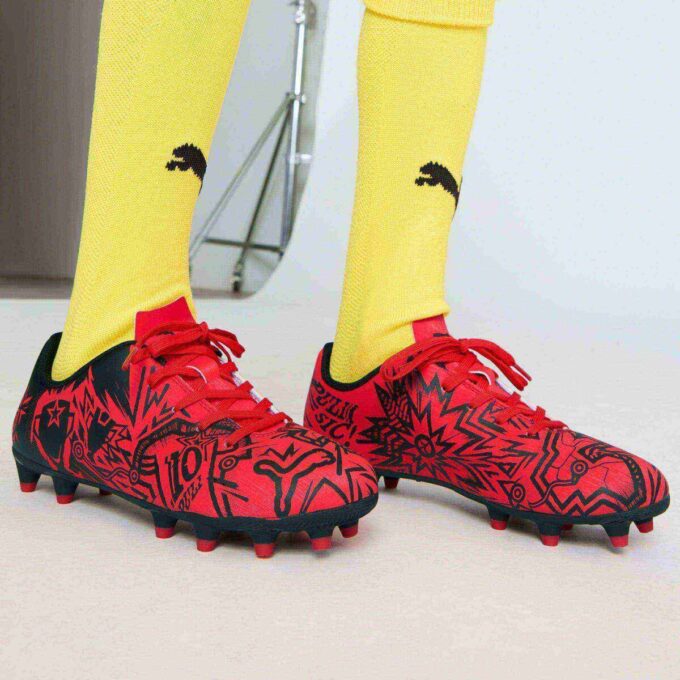 PUMA x CHRISTIAN PULISIC TACTO II fotballsko til barn for fast/kunstig underlag
