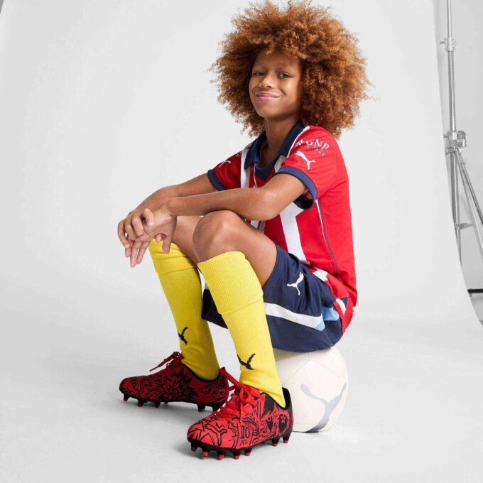 PUMA x CHRISTIAN PULISIC TACTO II fotballsko til barn for fast/kunstig underlag