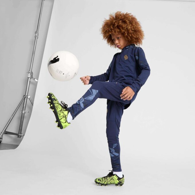PUMA x CHRISTIAN PULISIC TACTO II fotballsko til barn for fast/kunstig underlag