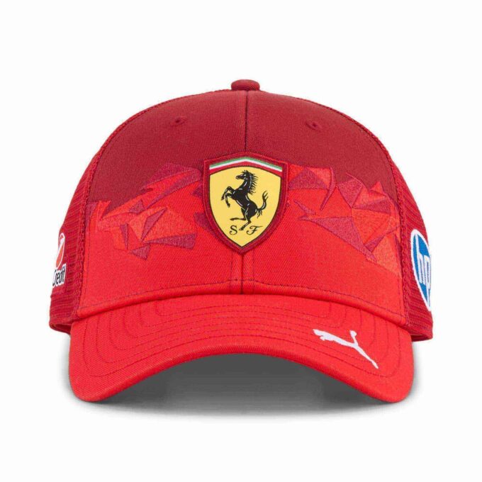 Scuderia Ferrari HP 20 år med rød truckerhatt