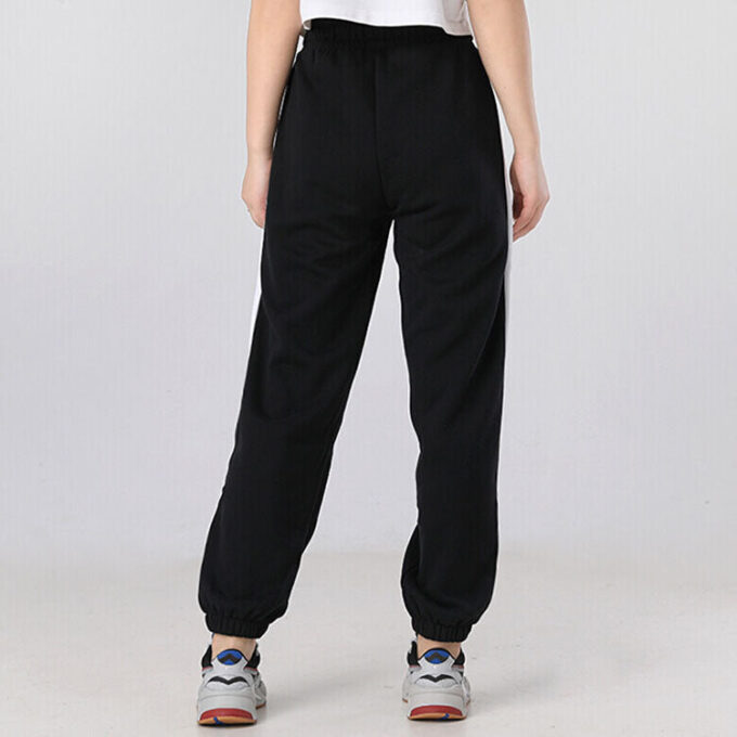 (WMNS) Classics avslappede joggebukser med logotrykk, svart
