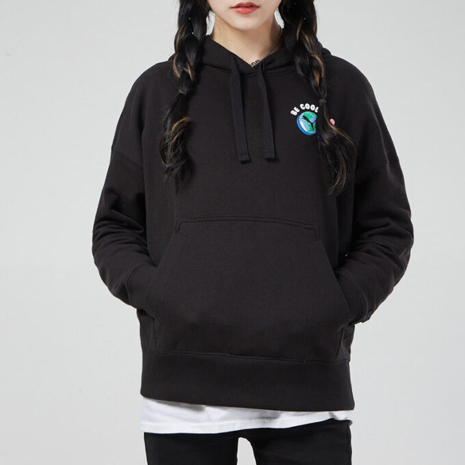 (WMNS) Downtown Graphic Hettegenser «Svart Blå Rosa»